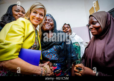 Abuja, Nigeria. 31 ottobre 2017. La regina Maxima dei Paesi Bassi visita le agenzie della banca Diamond Yellow della Nigeria ad Abuja, Nigeria, il 31 ottobre 2017. La regina Maxima dei Paesi Bassi visita la Nigeria come Segretario generale delle Nazioni Unite avvocato speciale per la finanza inclusiva per lo sviluppo. Crediti: Patrick van Katwijk - NESSUN SERVIZIO DI TELECOMUNICAZIONE · crediti: Patrick van Katwijk/Dutch Photo Press/dpa/Alamy Live News Foto Stock