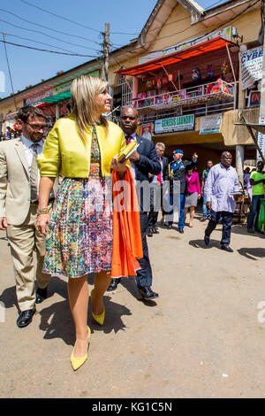 Abuja, Nigeria. 31 ottobre 2017. La regina Maxima dei Paesi Bassi visita le agenzie della banca Diamond Yellow della Nigeria ad Abuja, Nigeria, il 31 ottobre 2017. La regina Maxima dei Paesi Bassi visita la Nigeria come Segretario generale delle Nazioni Unite avvocato speciale per la finanza inclusiva per lo sviluppo. Crediti: Patrick van Katwijk - NESSUN SERVIZIO DI TELECOMUNICAZIONE · crediti: Patrick van Katwijk/Dutch Photo Press/dpa/Alamy Live News Foto Stock