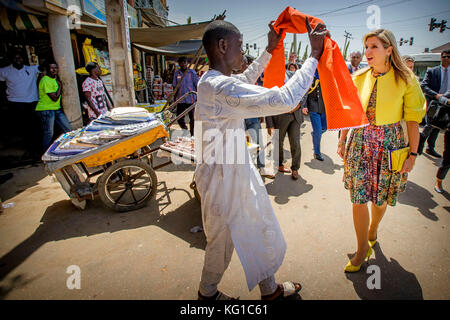 Abuja, Nigeria. 31 ottobre 2017. La regina Maxima dei Paesi Bassi visita le agenzie della banca Diamond Yellow della Nigeria ad Abuja, Nigeria, il 31 ottobre 2017. La regina Maxima dei Paesi Bassi visita la Nigeria come Segretario generale delle Nazioni Unite avvocato speciale per la finanza inclusiva per lo sviluppo. Crediti: Patrick van Katwijk - NESSUN SERVIZIO DI TELECOMUNICAZIONE · crediti: Patrick van Katwijk/Dutch Photo Press/dpa/Alamy Live News Foto Stock