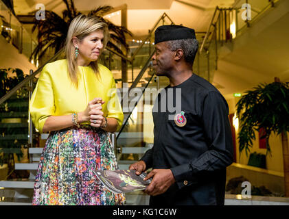 Abuja, Nigeria. 31 ottobre 2017. La regina Maxima dei Paesi Bassi visita il vicepresidente Yemi Osinbajo ad Abuja, Nigeria, il 31 ottobre 2017. La regina Maxima dei Paesi Bassi visita la Nigeria come Segretario generale delle Nazioni Unite avvocato speciale per la finanza inclusiva per lo sviluppo. Crediti: Patrick van Katwijk - NESSUN SERVIZIO DI TELECOMUNICAZIONE · crediti: Patrick van Katwijk/Dutch Photo Press/dpa/Alamy Live News Foto Stock