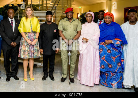 Abuja, Nigeria. 31 ottobre 2017. La regina Maxima dei Paesi Bassi visita il vicepresidente Yemi Osinbajo ad Abuja, Nigeria, il 31 ottobre 2017. La regina Maxima dei Paesi Bassi visita la Nigeria come Segretario generale delle Nazioni Unite avvocato speciale per la finanza inclusiva per lo sviluppo. Crediti: Patrick van Katwijk - NESSUN SERVIZIO DI TELECOMUNICAZIONE · crediti: Patrick van Katwijk/Dutch Photo Press/dpa/Alamy Live News Foto Stock