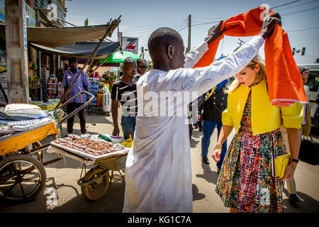 Abuja, Nigeria. 31 ottobre 2017. La regina Maxima dei Paesi Bassi visita le agenzie della banca Diamond Yellow della Nigeria ad Abuja, Nigeria, il 31 ottobre 2017. La regina Maxima dei Paesi Bassi visita la Nigeria come Segretario generale delle Nazioni Unite avvocato speciale per la finanza inclusiva per lo sviluppo. Crediti: Patrick van Katwijk - NESSUN SERVIZIO DI TELECOMUNICAZIONE · crediti: Patrick van Katwijk/Dutch Photo Press/dpa/Alamy Live News Foto Stock