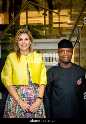 Abuja, Nigeria. 31 ottobre 2017. La regina Maxima dei Paesi Bassi visita il vicepresidente Yemi Osinbajo ad Abuja, Nigeria, il 31 ottobre 2017. La regina Maxima dei Paesi Bassi visita la Nigeria come Segretario generale delle Nazioni Unite avvocato speciale per la finanza inclusiva per lo sviluppo. Crediti: Patrick van Katwijk - NESSUN SERVIZIO DI TELECOMUNICAZIONE · crediti: Patrick van Katwijk/Dutch Photo Press/dpa/Alamy Live News Foto Stock