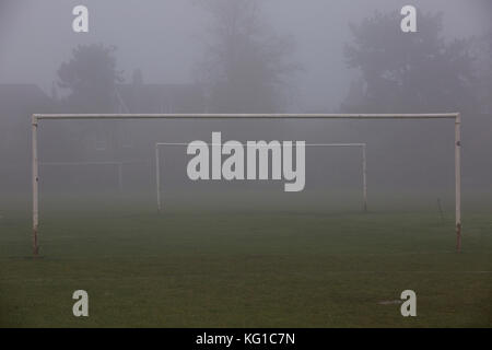 Dundonald Recreation Park, Londra. 2° nov, 2017. uk meteo. inizio il congelamento di nebbia in Europa orientale e sud dell'inghilterra il sollevamento lentamente attraverso i campi di calcio su dundonald Recreation Park, a sud-ovest di Londra, Inghilterra, Regno Unito 02.11.2017 credito: Jeff Gilbert/alamy live news Foto Stock