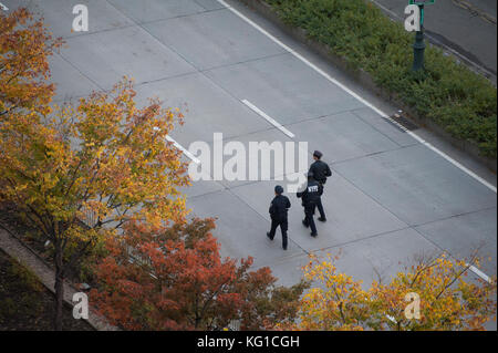 New York, New York, Stati Uniti d'America. 1 Nov, 2017. Verso sera su nov. 1, 2017, un giorno dopo un terrorista avesse ucciso otto persone e il ferimento di altri undici su West Street in Tribeca, polizia pattugliato West Street, una strada a otto corsie che era ancora parzialmente chiusa al traffico. Credito: Terese Loeb Kreuzer/Alamy Live News Foto Stock