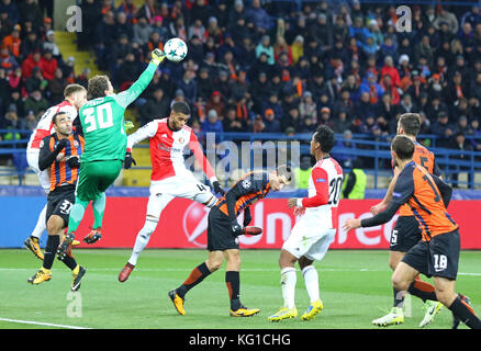 Kharkiv, Ucraina. 1st Nov 2017. Il portiere Andriy Pyatov di Shakhtar Donetsk (in verde) in azione durante la partita della UEFA Champions League contro Feyenoord allo stadio Metalista OSK di Kharkiv, Ucraina. Shakhtar ha vinto 3-1. Credit: Oleksandr Prykhodko/Alamy Live News Foto Stock