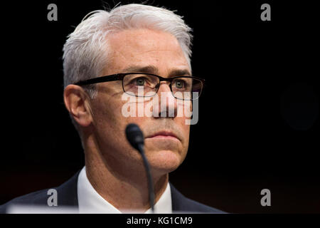Washington, Stati Uniti. 1 novembre 2017. Il Consigliere generale di Facebook Colin Stretch mentre testimonia davanti al Comitato di Intelligence del Senato degli Stati Uniti durante un'audizione per esaminare l'influenza dei social media su Capitol Hill a Washington, DC il 1° novembre 2017. Crediti: Alex Edelman/CNP - NESSUN SERVIZIO DI TELECOMUNICAZIONE · crediti: Alex Edelman/Consolidated/dpa/Alamy Live News Foto Stock