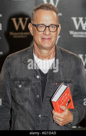 Londra, Regno Unito. 2° Nov, 2017. Tom Hanks segni del suo nuovo libro raro tipo a Waterstones Piccadilly. Londra 02 Nov 2017 Credit: Guy Bell/Alamy Live News Foto Stock