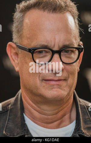 Londra, Regno Unito. 2° Nov, 2017. Tom Hanks segni del suo nuovo libro raro tipo a Waterstones Piccadilly. Londra 02 Nov 2017 Credit: Guy Bell/Alamy Live News Foto Stock