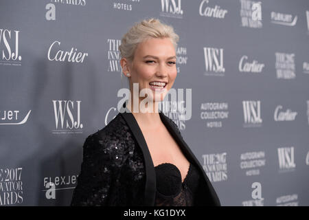 New York, Stati Uniti. 1st novembre 2017. Karlie Kloss partecipa al WSJ. Magazine 2017 Innovator Awards al MOMA il 1° novembre 2017 a New York City. Credito: Erik Pendzich/Alamy Live News Foto Stock