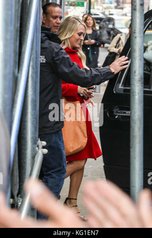 New York, Stati Uniti. 02nd novembre 2017. Carrie Underwood è visto nella zona Di Times Square di Manhattan a New York City il Giovedi. (Foto: Vanessa CARVALHO/BRAZIL PHOTO PRESS) Credit: Brazil Photo Press/Alamy Live News Foto Stock