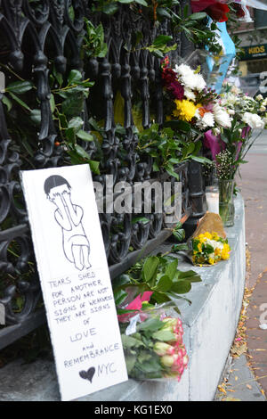 New York, Stati Uniti. 1 novembre 2017. Memorial vicino alla scena dell'attacco terroristico di un camion a Lower Manhattan. Crediti: Christopher Penler/Alamy Live News Foto Stock