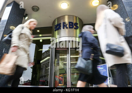 Londra, Regno Unito. 02nov, 2017. Banca di Inghilterra. Londra. uk 2 nov 2017 - la gente a piedi passato una filiale della Royal Bank of Scotland nella città la banca di Inghilterra ha aumentato i tassi di interesse da 0,25 per cento allo 0,5. I membri della banca del comitato di politica monetaria, tra cui il governatore, mark carney, votato per aumentare il costo dei prestiti da sette a due. Questo è il primo aumento per più di un decennio. Credito: dinendra haria/alamy live news Foto Stock