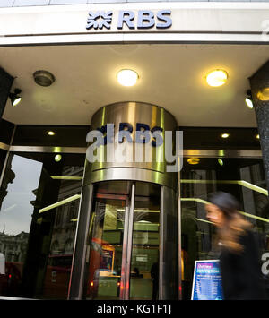 Londra, Regno Unito. 02nov, 2017. Banca di Inghilterra. Londra. uk 2 nov 2017 - la gente a piedi passato una filiale della Royal Bank of Scotland nella città la banca di Inghilterra ha aumentato i tassi di interesse da 0,25 per cento allo 0,5. I membri della banca del comitato di politica monetaria, tra cui il governatore, mark carney, votato per aumentare il costo dei prestiti da sette a due. Questo è il primo aumento per più di un decennio. Credito: dinendra haria/alamy live news Foto Stock