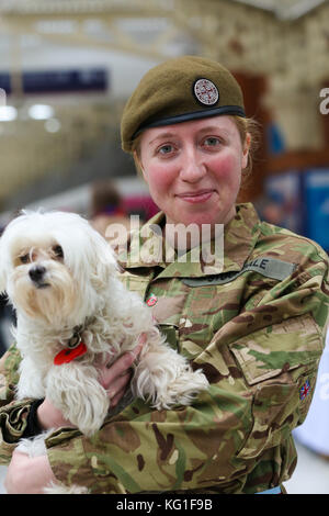 Dalla stazione di liverpool street. Londra, Regno Unito. 2° nov, 2017. dame barbara windsor e shane richie si unisce il reggimento paracadutisti banda a liverpool street station per il Royal British Legion la Londra di giorno di papavero. nel suo dodicesimo anno Londra Poppy Day 2000 vede il personale di servizio, veterani e volontari nella capitale del treno stazioni, le strade e i blocchi degli uffici in un tentativo di raccogliere £ 1 m in un unico giorno. è la strada più grande raccolta di cassa del suo tipo in Europa e si verifica a metà strada attraverso il papavero appello. Credito: dinendra haria/alamy live news Foto Stock