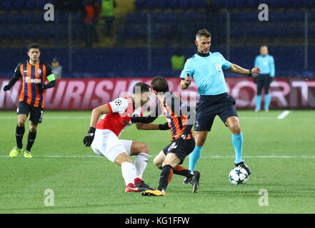 Kharkiv, Ucraina. 1st Novembre 2017. Arbitro Tasos Sidiropoulos (GRE) in azione durante il gioco UEFA Champions League Shakhtar Donetsk contro Feyenoord allo stadio Metalista OSK di Kharkiv, Ucraina. Credit: Oleksandr Prykhodko/Alamy Live News Foto Stock