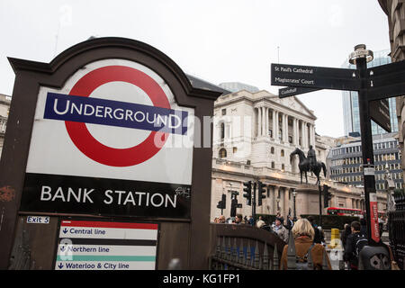 Londra, Regno Unito. 2 novembre, 2017. La stazione della metropolitana di Londra di Bank nella city di Londra è stata evacuata a causa di il suono di un allarme antincendio credevano di aver rilevato fumo nell'area della piattaforma. Credito: mark kerrison/alamy live news Foto Stock