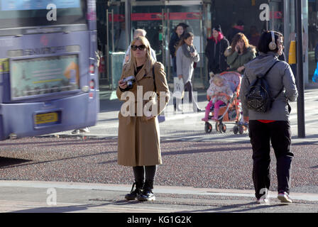 Glasgow, Scozia, Regno Unito 2 novembre. Il tempo del Regno Unito la giornata di sole a Glasgow e la gente del posto si mette in strada. Credito: Traghetto gerard/Alamy Live News Foto Stock
