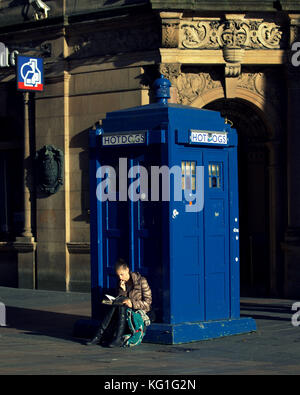 Glasgow, Scozia, Regno Unito 2 novembre. Il tempo del Regno Unito la giornata di sole a Glasgow e la gente del posto si mette in strada. Credito: Traghetto gerard/Alamy Live News Foto Stock