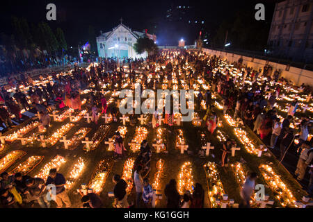 Dacca in Bangladesh. I cattolici osservare il 2 novembre 2017 come il giorno della commemorazione di tutti i defunti, una giornata di preghiera per i defunti. I membri della famiglia accendono le candele e metterli sulle tombe dei loro cari nel giorno della commemorazione di tutti i defunti. Le foto di osservazione sono state prese al Santo Rosario Chiesa a Dhaka, nel Bangladesh giovedì. Credito: Azim Khan Ronnie/Alamy Live News Foto Stock