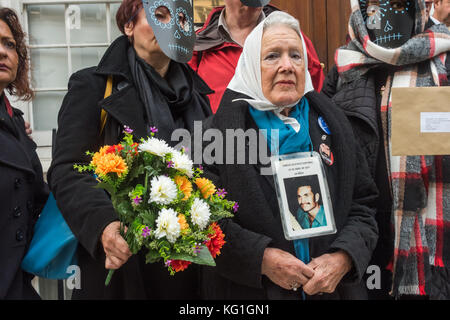 Londra, Regno Unito. Il 2 novembre 2017. La giustizia il Messico ora veglia presso l Ambasciata messicana Credito: Peter Marshall / Alamy Live News Foto Stock