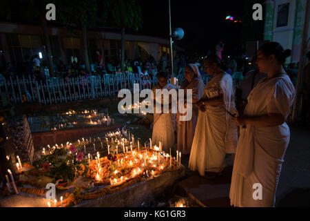 Dacca in Bangladesh. I cattolici osservare il 2 novembre 2017 come il giorno della commemorazione di tutti i defunti, una giornata di preghiera per i defunti. I membri della famiglia accendono le candele e metterli sulle tombe dei loro cari nel giorno della commemorazione di tutti i defunti. Le foto di osservazione sono state prese al Santo Rosario Chiesa a Dhaka, nel Bangladesh giovedì. Credito: Azim Khan Ronnie/Alamy Live News Foto Stock