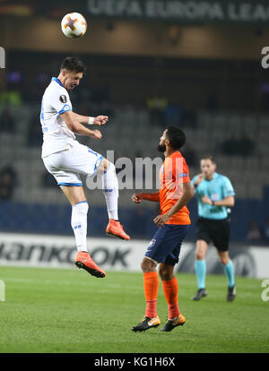 Istanbul, Turchia. 2 novembre 2017. Sandro Wagner (l) di Hoffenheim e Gael Clichy (r) di Istanbul in azione durante la partita di calcio del gruppo C dell'Europa League tra Istanbul Basaksehir e 1899 Hoffenheim a Istanbul, Turchia, il 2 novembre 2017. Credito: Gokhan Kilincer/dpa/Alamy Live News Foto Stock