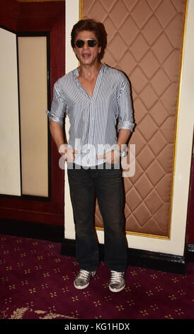 Mumbai, Maharashtra, India. 2° nov, 2017. indian film attore shahrukh khan celebrare 52nd compleanno con la media di persone a hotel Taj Lands End, bandra di Mumbai. azhar khan/zuma premere credito: azhar khan/zuma filo/alamy live news Foto Stock