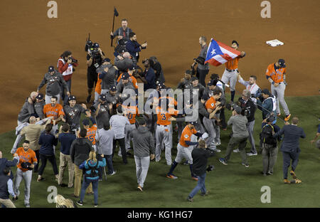 Los Angeles, California, USA. 1 Nov, 2017. Houston Astros celebra sconfiggendo i Los Angeles Dodgers 5-1 nel gioco sette per vincere il 2017 World Series a Dodger Stadium il 1 novembre 2017 a Los Angeles, California.ARMANDO ARORIZO. Credito: Armando Arorizo/Prensa Internacional/ZUMA filo/Alamy Live News Foto Stock