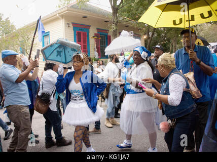 New Orleans, Stati Uniti d'America. 01 Nov, 2017. New Orleans tradizionale 'Baby Dolls' strutting in seconda linea per la parata di Fats Domino a New Orleans" 9. Ward. Il 1 novembre 2017. Credito: Ninette Maumus/Alamy Live News Foto Stock