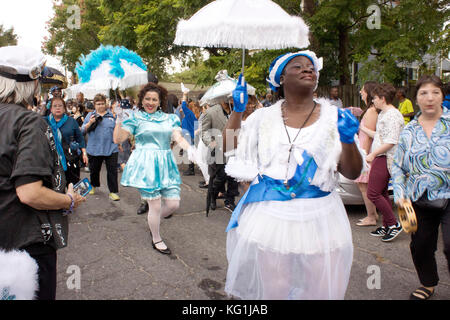 New Orleans, Stati Uniti d'America. 01 Nov, 2017. New Orleans tradizionale 'Baby Dolls' strutting in una seconda linea di parata in onore di Fats Domino, nella parte inferiore 9. Ward. Il 1 novembre 2017. Credito: Ninette Maumus/Alamy Live News Foto Stock