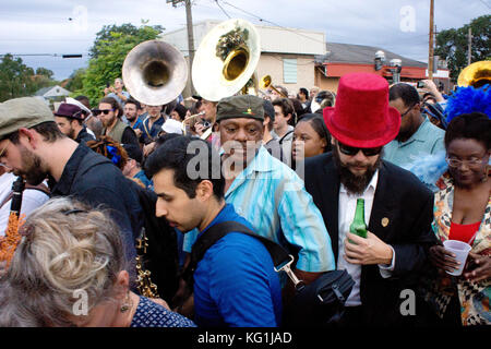 New Orleans, Stati Uniti d'America. 01 Nov, 2017. Una folla di persone in lutto in onore di Fats Domino in una seconda linea di parata in New Orleans " 9. Ward. Il 1 novembre 2017. Credito: Ninette Maumus/Alamy Live News Foto Stock