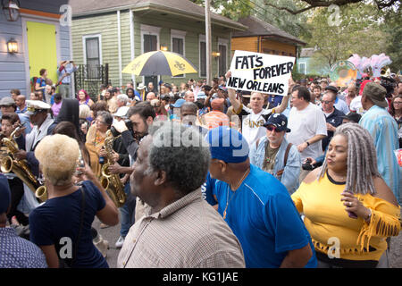 New Orleans, Stati Uniti d'America. 01 Nov, 2017. Una grande folla si è radunata per la New Orleans di seconda linea sfilata in onore di Fats Domino, che hanno marciato attraverso il Marigny distretto a casa sua nel nono Ward. Il 1 novembre 2017. Credito: Ninette Maumus/Alamy Live News Foto Stock