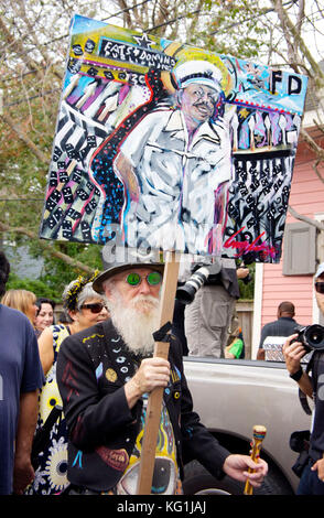 New Orleans, Stati Uniti d'America. 01 Nov, 2017. Persone in lutto creare arte originale per la seconda linea di sfilata in onore di Fats Domino a New Orleans" 9. Ward. Nov. 1, 2017. Credito: Ninette Maumus/Alamy Live News Foto Stock