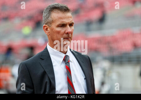 Ottobre 28th, 2017: Ohio State Buckeyes head coach Urban Meyer guarda su in un NCAA Football gioco tra la Ohio State Buckeyes e Penn State Nittany Lions presso lo Stadio Ohio, Columbus, OH. Adam Lacy/CSM Foto Stock