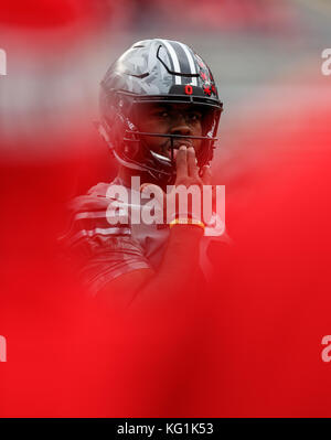 Ottobre 28th, 2017: Ohio State Buckeyes quarterback J.T. Barrett (16) si affaccia sulla prima un NCAA Football gioco tra la Ohio State Buckeyes e Penn State Nittany Lions presso lo Stadio Ohio, Columbus, OH. Adam Lacy/CSM Foto Stock