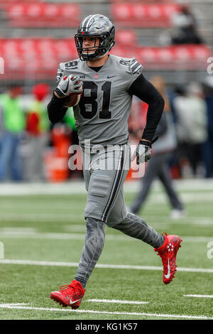 Ottobre 28th, 2017: Ohio State Buckeyes stretto fine Jake Hausmann (81) si riscalda prima di un NCAA Football gioco tra la Ohio State Buckeyes e Penn State Nittany Lions presso lo Stadio Ohio, Columbus, OH. Adam Lacy/CSM Foto Stock