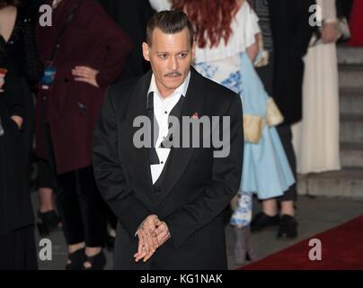 Londra, Regno Unito. 2 novembre 2017. Johnny Depp partecipa a Murder alla prima mondiale dell'Orient Express - Londra, Inghilterra (02/11/2017) | utilizzo in tutto il mondo Credit: dpa picture Alliance/Alamy Live News Foto Stock