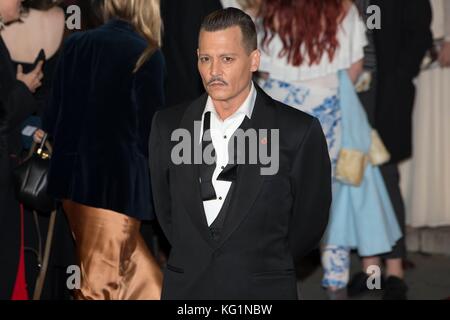 Londra, Regno Unito. 2 novembre 2017. Johnny Depp partecipa a Murder alla prima mondiale dell'Orient Express - Londra, Inghilterra (02/11/2017) | utilizzo in tutto il mondo Credit: dpa picture Alliance/Alamy Live News Foto Stock