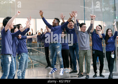 I membri dello staff di Apple celebrano la nuova uscita di iPhone X presso l'Apple Store di Omotesando il 3 novembre 2017, Tokyo, Giappone. Più di duemila persone si sono messe in fila pazientemente la mattina presto il giorno del lancio per ottenere il nuovo modello di iPhone che include il riconoscimento facciale e un nuovo design senza pulsante Home. Il Giappone è stato uno dei primi paesi in cui i fan di Apple potevano acquistare l'iPhone X (pronunciato iPhone Ten). Il nuovo iPhone X costa 112.800 JPY per il modello da 64 GB e 129.800 JPY per il modello da 256 GB. Crediti: Rodrigo Reyes Marin/AFLO/Alamy Live News Foto Stock