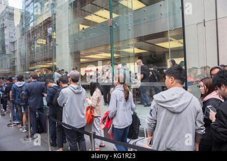 Sydney, Australia. 03 Nov, 2017. I clienti a formare lunghe code intorno al blocco di essere uno dei primi a prelevare un Apple Iphone X da Apple di flagship store in George Street. Credito: martin berry/Alamy Live News Foto Stock