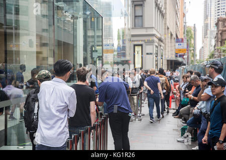 Sydney, Australia. 03 Nov, 2017. I clienti a formare lunghe code intorno al blocco di essere uno dei primi a prelevare un Apple Iphone X da Apple di flagship store in George Street. Credito: martin berry/Alamy Live News Foto Stock