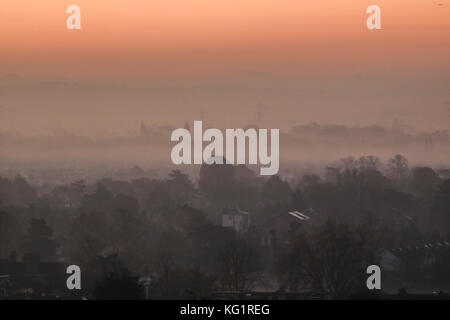 Londra, Regno Unito. 3 novembre, 2017. wimbledon paesaggio coperto di prima mattina nebbia credito: amer ghazzal/alamy live news Foto Stock