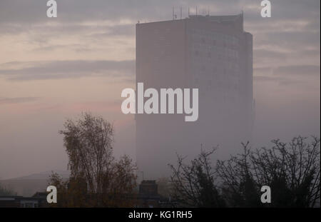 London Borough of Merton, Regno Unito. 3 novembre 2017. Una spessa riva di nebbia si avvicina a Morden quando inizia l'ora di punta, coprendo gradualmente l'edificio del Civic Centre del London Borough of Merton. Crediti: Malcolm Park/Alamy Live News. Foto Stock