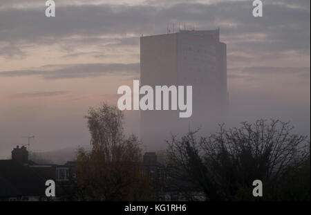 London Borough of Merton, Regno Unito. 3 novembre 2017. Una spessa riva di nebbia si avvicina a Morden quando inizia l'ora di punta, coprendo gradualmente l'edificio del Civic Centre del London Borough of Merton. Crediti: Malcolm Park/Alamy Live News. Foto Stock