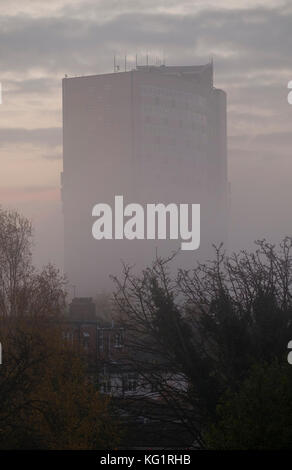 London Borough of Merton, Regno Unito. 3 novembre 2017. Una spessa riva di nebbia si avvicina a Morden quando inizia l'ora di punta, coprendo gradualmente l'edificio del Civic Centre del London Borough of Merton. Crediti: Malcolm Park/Alamy Live News. Foto Stock