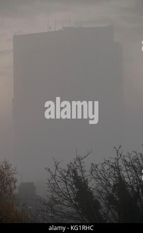 London Borough of Merton, Regno Unito. 3 novembre 2017. Una spessa riva di nebbia si avvicina a Morden quando inizia l'ora di punta, coprendo gradualmente l'edificio del Civic Centre del London Borough of Merton. Crediti: Malcolm Park/Alamy Live News. Foto Stock