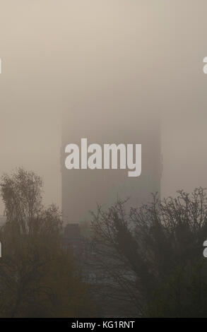 London Borough of Merton, Regno Unito. 3 novembre 2017. Una fitta banca di nebbia si avvicina a Morden quando inizia l'ora di punta, coprendo l'edificio del centro amministrativo del London Borough of Merton. Credit: Malcolm Park/Alamy Live News. Foto Stock