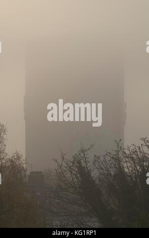 London Borough of Merton, Regno Unito. 3 novembre 2017. Una fitta banca di nebbia si avvicina a Morden quando inizia l'ora di punta, coprendo l'edificio del centro amministrativo del London Borough of Merton. Credit: Malcolm Park/Alamy Live News. Foto Stock