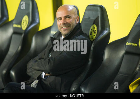 Dortmund, Germania. 1 novembre 2017. Allenatore Peter BOSZ (DO) sitzt auf der Trainerbank, Fussball Champions League, Gruppenphase, gruppo H, Borussia Dortmund (DO) - APOEL Nikosia (APOEL) 1:1, AM 01.11.2017 a Dortmund/Germania. |utilizzo del credito mondiale: dpa/Alamy Live News Foto Stock